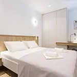 Floor Luxury شقة
