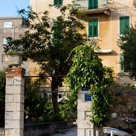 Floor Luxury شقة سبليت